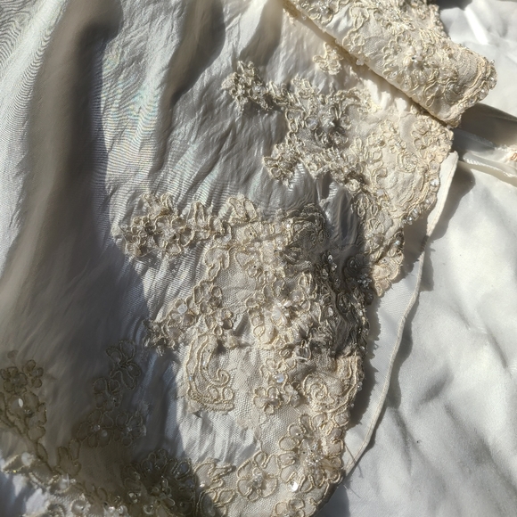 Maggie Sottero Ivory Wedding Dress J1152 size 6 - Picture 14 of 16